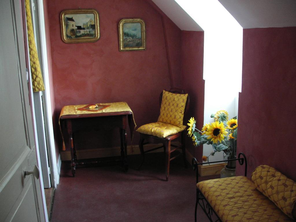 La Tourelle Des Echelles Bed & Breakfast Lesigny  Room photo